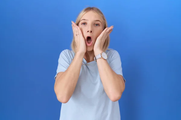 Jonge Blanke Vrouw Draagt Casual Blauw Shirt Bang Geschokt Verrassing — Stockfoto