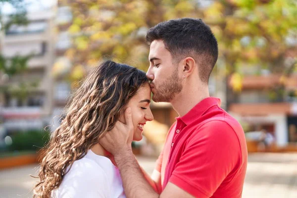 Young Hispanic Couple Smiling Confident Hugging Each Other Kissing Park — ストック写真