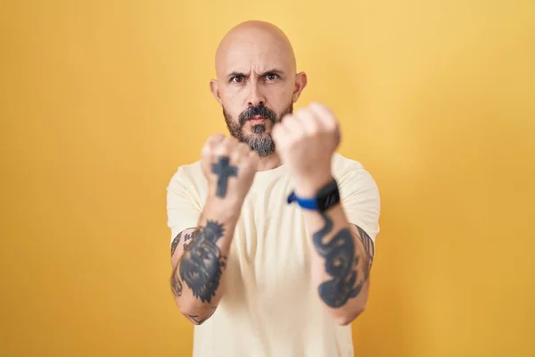 Spanyol Férfi Tetoválásokkal Áll Sárga Háttér Kész Harcolni Ököl Védelmi — Stock Fotó