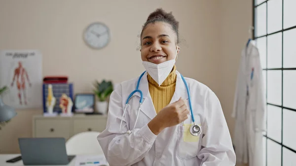 Jong Afrikaans Amerikaans Vrouw Arts Glimlachen Zelfverzekerd Staan Dragen Medisch — Stockfoto