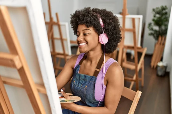 Jong Afrikaans Amerikaans Vrouw Luisteren Naar Muziek Tekenen Kunst Studio — Stockfoto