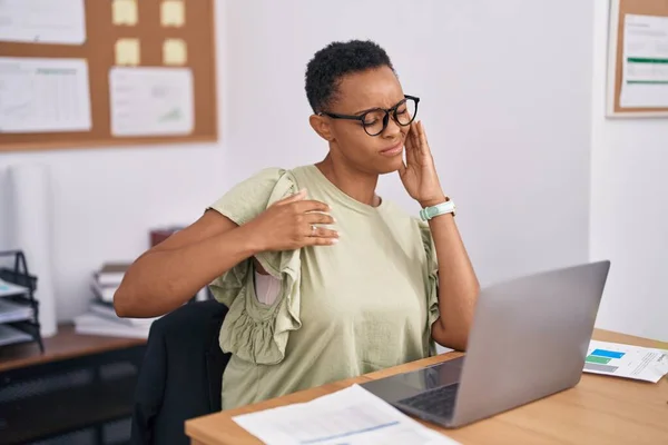 Afro Americano Donna Affari Lavoratore Stressato Utilizzando Laptop Ufficio — Foto Stock