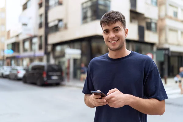 Νέοι Ισπανόφωνοι Χαμογελώντας Αυτοπεποίθηση Χρησιμοποιώντας Smartphone Στο Δρόμο — Φωτογραφία Αρχείου