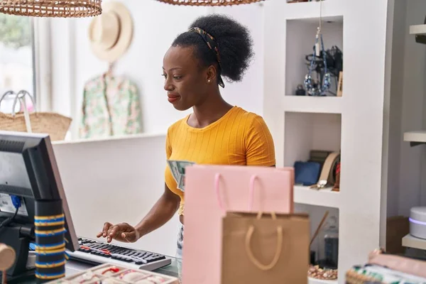 African American Woman Shop Assistant Using Computer Holding Dollars Clothing — Stockfoto