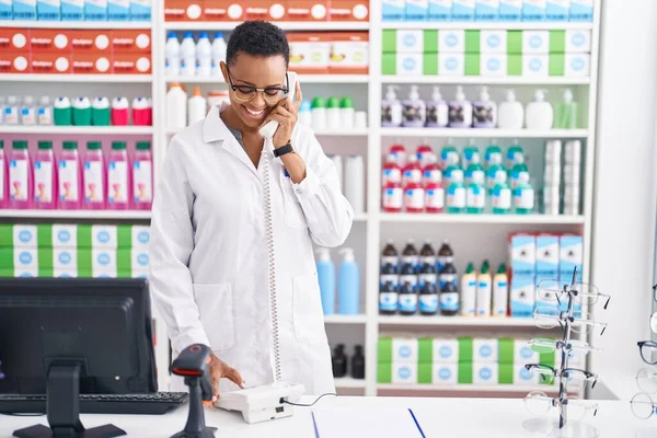 Африканская Американка Фармацевт Разговаривает Телефону Помощью Компьютера Аптеке — стоковое фото
