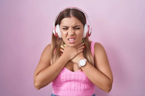 Young Blonde Woman Listening Music Using Headphones Shouting Suffocate Because — Stock Photo, Image