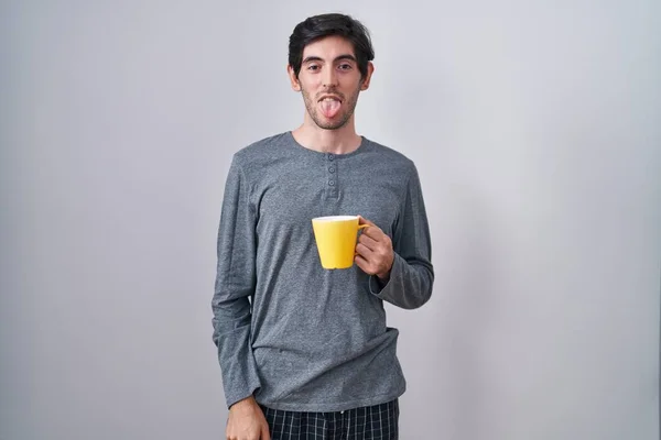 Een Jonge Spaanse Man Een Pyjama Die Een Kop Koffie — Stockfoto