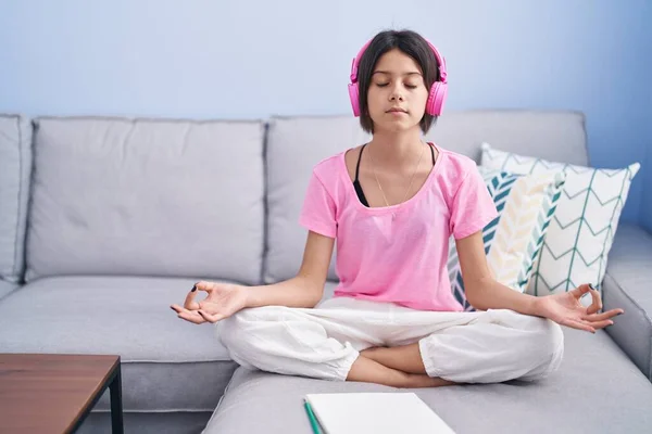Sevimli Spanyol Kız Evdeki Koltukta Yoga Egzersizi Yapıyor — Stok fotoğraf