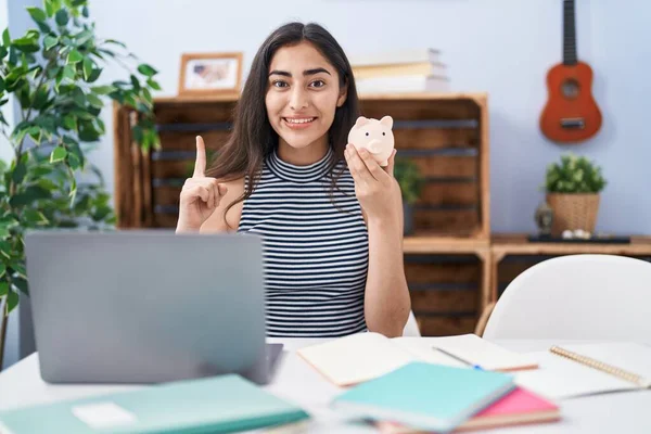 Bilgisayarla Çalışan Genç Kız Bir Fikir Soruyla Şaşırdı Mutlu Yüzle — Stok fotoğraf
