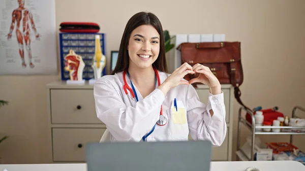 Ung Vacker Latinamerikansk Kvinna Läkare Med Bärbar Dator Gör Hjärtgest — Stockfoto