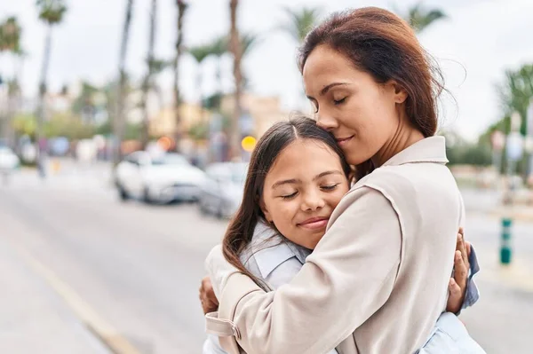 Woman Girl Mother Daughter Hugging Each Other Street — Stok fotoğraf