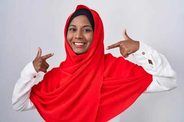 Young Arab Woman Wearing Traditional Islamic Hijab Scarf Smiling Cheerful — Stockfoto