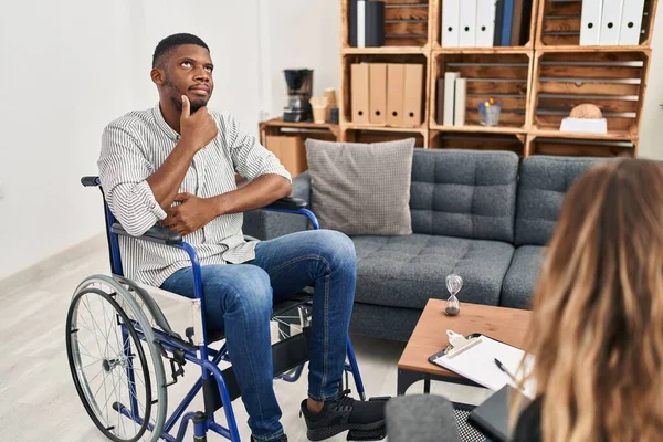 Tekerlekli Sandalyede Oturan Afrikalı Amerikalı Bir Adam Elleri Çenesinde Oturmuş — Stok fotoğraf