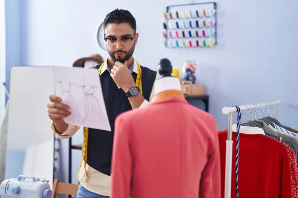 服装厂年轻的阿拉伯男子裁缝店服装设计 — 图库照片