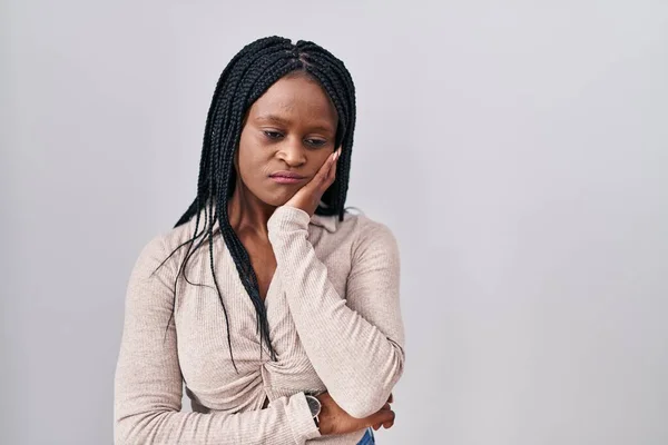 Afrikaanse Vrouw Met Vlechten Staan Witte Achtergrond Denken Kijken Moe — Stockfoto