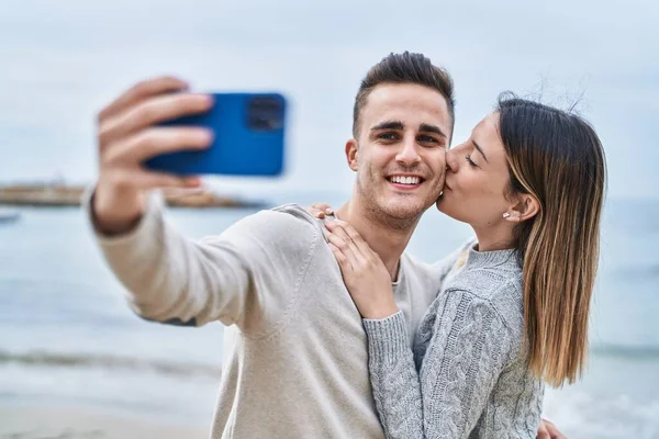 Paar Macht Selfie Mit Smartphone Und Küsst Sich Meer — Stockfoto