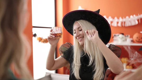 Młoda Blondynka Mając Halloween Party Pijąc Whisky Taniec Domu — Zdjęcie stockowe