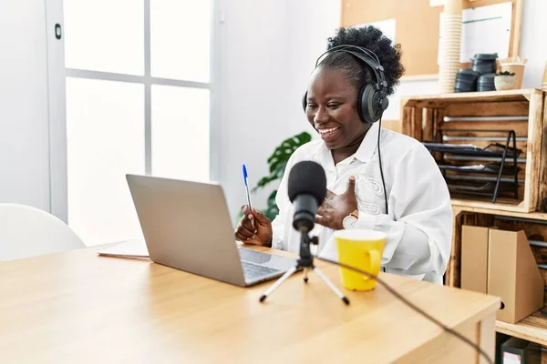 Genç Afrikalı Amerikalı Kadın Yayıncı Radyo Stüdyosunda Çalışırken Gülümsüyor — Stok fotoğraf