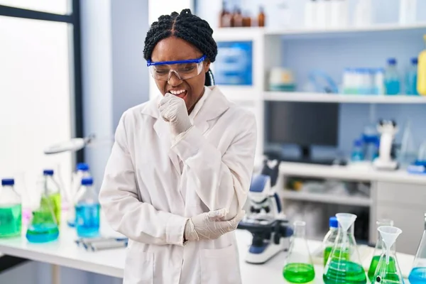アフリカ系アメリカ人女性は科学研究所で働いており 風邪や気管支炎の症状として咳をしています ヘルスケアの概念 — ストック写真