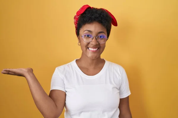 Genç Afro Amerikan Kadın Sarı Arka Planda Durup Mutlu Bir — Stok fotoğraf