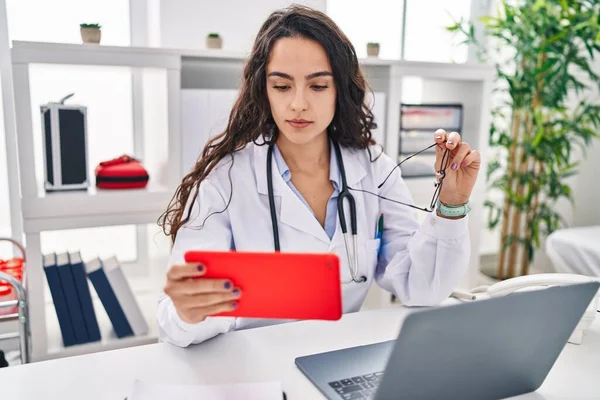 Νεαρή Ισπανίδα Που Φοράει Ιατρική Στολή Χρησιμοποιώντας Touchpad Στην Κλινική — Φωτογραφία Αρχείου