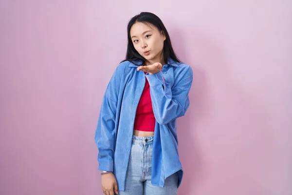 Jeune Femme Asiatique Debout Sur Fond Rose Regardant Caméra Souffler — Photo