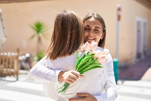 Two Women Mother Daughter Surprise Bouquet Flowers Street — Fotografia de Stock