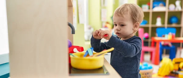 Sevimli Sarışın Çocuk Kreşte Oyun Mutfağıyla Oynuyor — Stok fotoğraf
