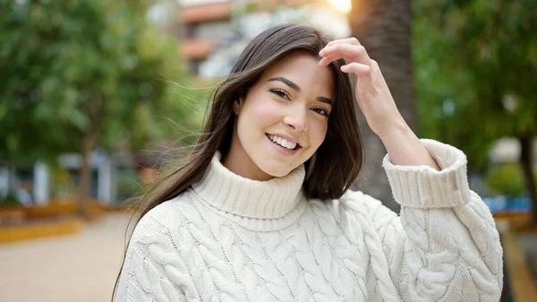 Νεαρή Όμορφη Ισπανόφωνη Γυναίκα Χαμογελά Αυτοπεποίθηση Στέκεται Στο Πάρκο — Φωτογραφία Αρχείου