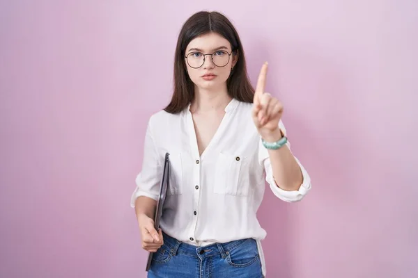 Junge Kaukasische Frau Mit Erhobenem Finger Und Wütendem Gesichtsausdruck Die — Stockfoto