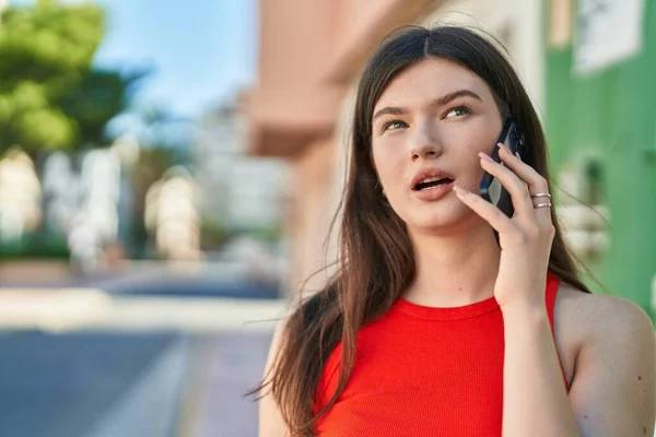 Mujer Joven Caucásica Hablando Smartphone Con Expresión Seria Calle —  Fotos de Stock