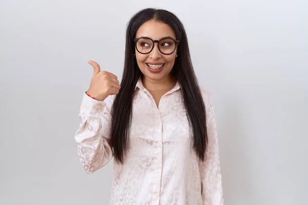 Young Arab Woman Wearing Glasses White Background Smiling Happy Face — Zdjęcie stockowe