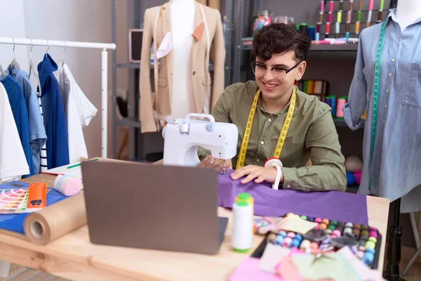 Homem Não Binário Alfaiate Usando Máquina Costura Laptop Atelier — Fotografia de Stock
