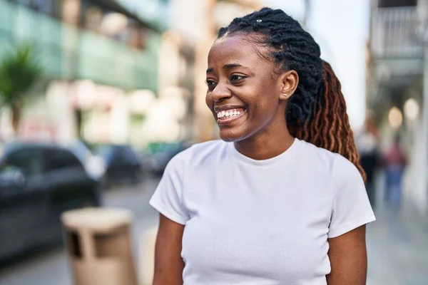 African American Woman Smiling Confident Looking Side Street — Foto Stock