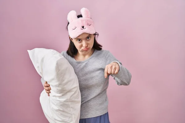 Frau Mit Syndrom Trägt Schlafmaske Umarmendes Kissen Das Nach Unten — Stockfoto