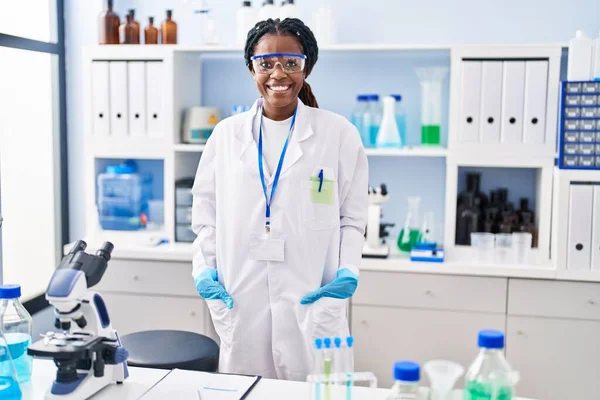 Африканская Американка Ученый Улыбается Уверенно Стоя Лаборатории — стоковое фото