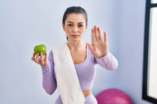 Junge Frau Sportbekleidung Und Handtuch Isst Grünen Apfel Mit Offener — Stockfoto