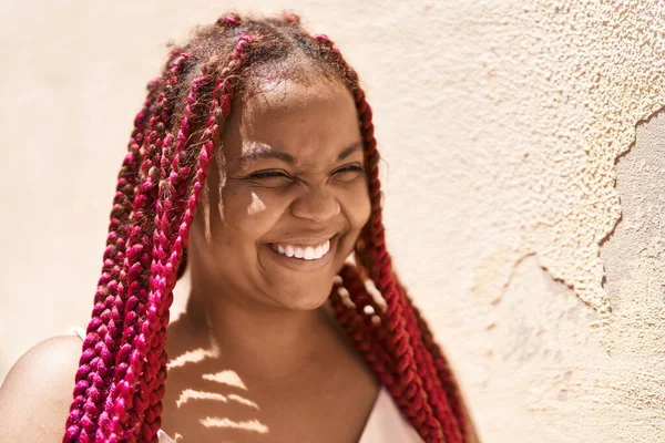 Mujer Afroamericana Sonriendo Confiada Mirando Lado Calle —  Fotos de Stock