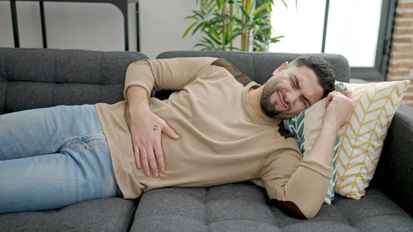 Junger Araber Leidet Unter Bauchschmerzen Wenn Hause Auf Dem Sofa — Stockfoto