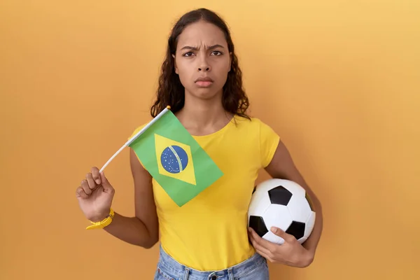 Elinde Brezilya Bayrağı Tutan Genç Spanyol Kadın Futbol Topu Şüpheci — Stok fotoğraf