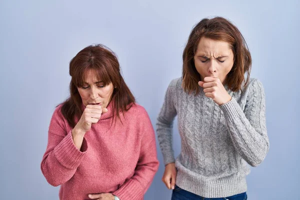 Mother Daughter Standing Blue Background Feeling Unwell Coughing Symptom Cold — стоковое фото