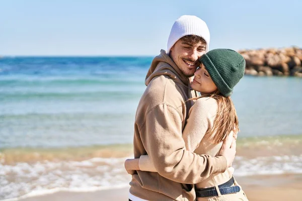 夫婦は自信を持って抱き合って笑顔で海辺で — ストック写真