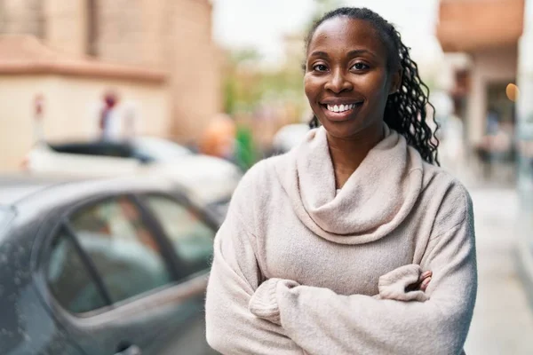 African American Woman Smiling Confident Standing Arms Crossed Gesture Street — Stock Photo, Image