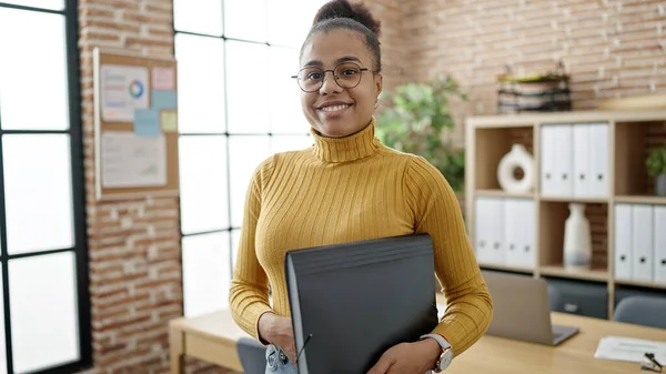 若いアフリカ系アメリカ人女性笑顔自信を持って身に着けている眼鏡でオフィス — ストック写真