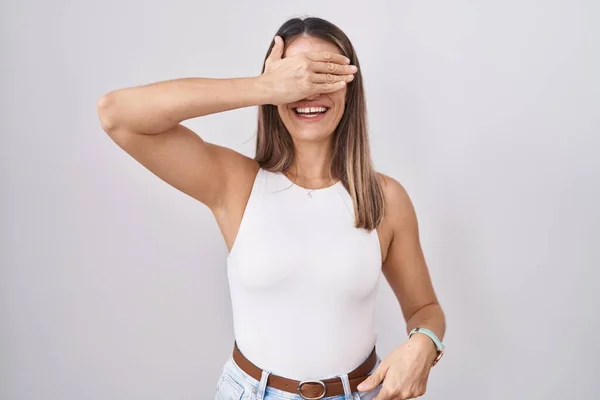 Mulher Jovem Hispânica Sobre Fundo Branco Sorrindo Rindo Com Mão — Fotografia de Stock