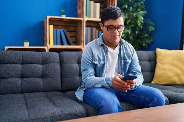 Síndrome Hombre Usando Teléfono Inteligente Sentado Sofá Casa —  Fotos de Stock