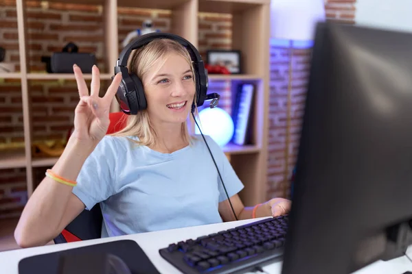 Mladá Běloška Hraje Videohry Sluchátkách Ukazující Ukazující Prsty Číslo Tři — Stock fotografie