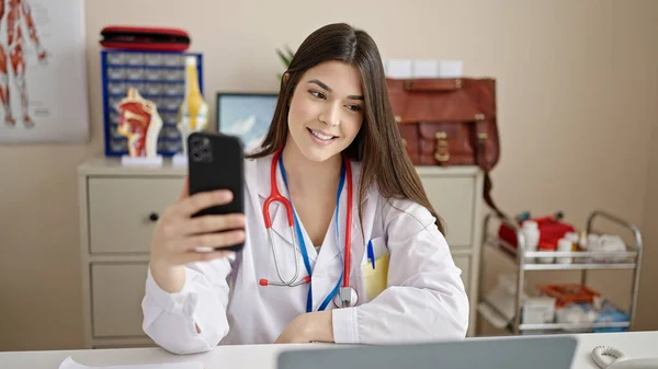 Ung Vacker Latinamerikansk Kvinna Läkare Använder Laptop Och Smartphone Kliniken — Stockfoto