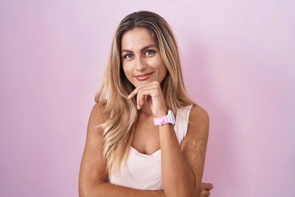 Young Blonde Woman Standing Pink Background Looking Confident Camera Smiling — Stock Photo, Image