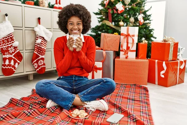 Jovem Afro Americana Bebendo Leite Sentado Árvore Natal Casa — Fotografia de Stock